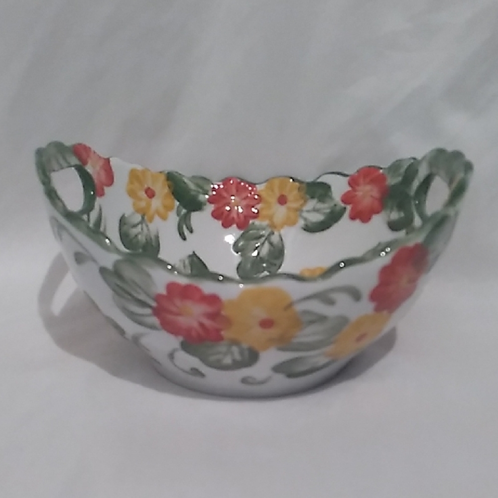 Temp-tations By Tara Floral Embroidery Patern Handled Ceramic Seving Bowl (B4)